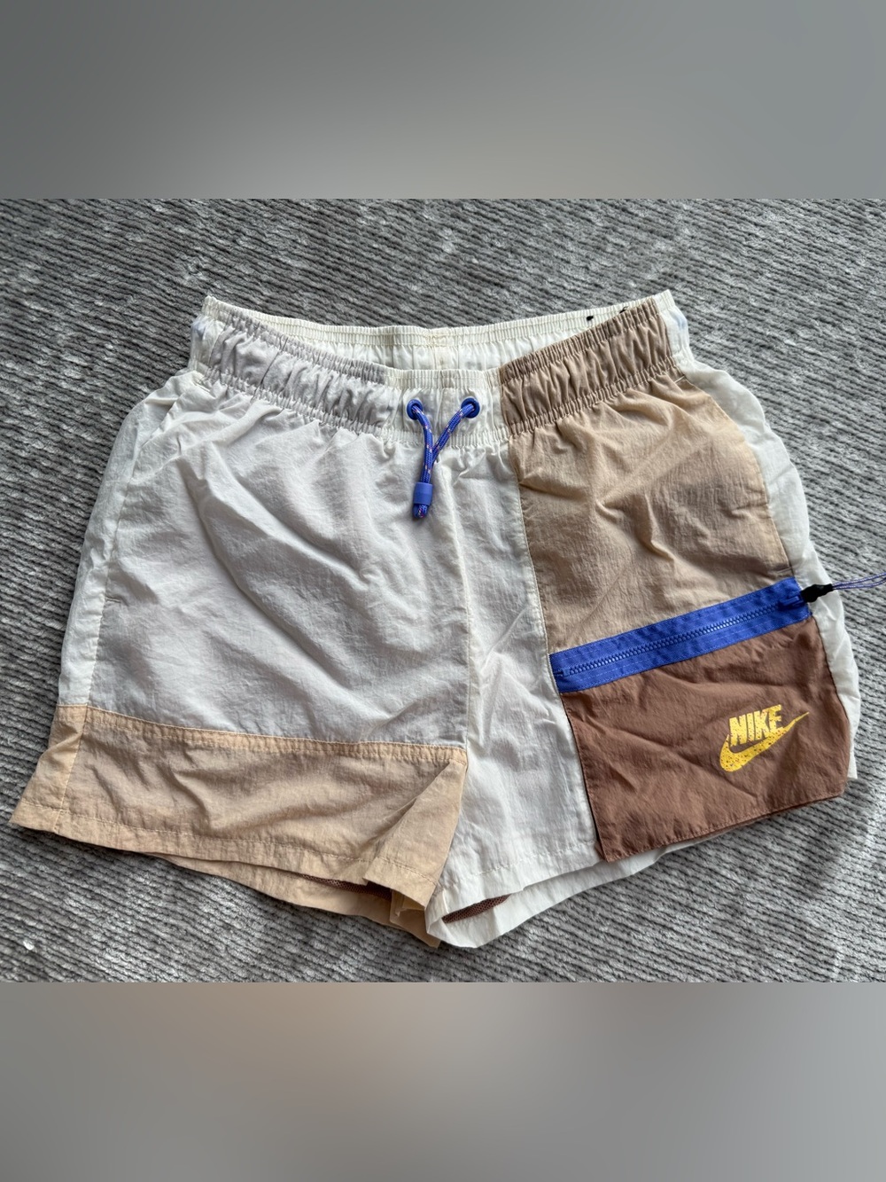 Nike Women’s Sportswear Icon Clash Shorts Ivory/Brown Size XS - Picture 3 of 9